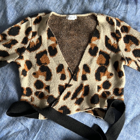Lovers and Friends wrap sweater in Leopard - Picture 3 of 8